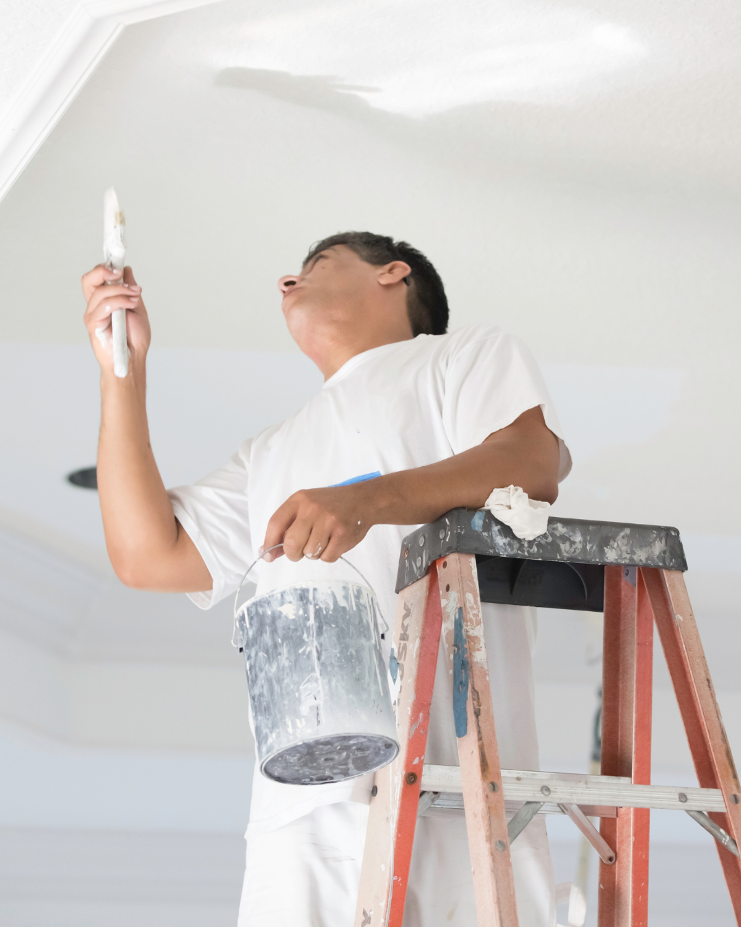 Nuestro equipo utiliza productos de primera calidad y técnicas precisas adaptadas a cada superficie, asegurando que el acabado sea duradero y estético.
